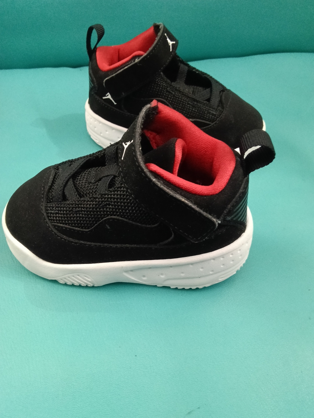 Jordan Toddler Sneakers – Black/Red/White "Bred" Colorway – Size 4c